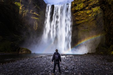 Skogafoss - 04 Mayıs 2018: Maceracı, büyük Skogafoss şelale, İzlanda