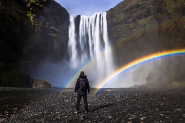 Skogafoss - 04 Mayıs 2018: Maceracı, büyük Skogafoss şelale, İzlanda