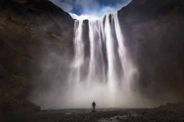 Skogafoss - 04 Mayıs 2018: Maceracı, büyük Skogafoss şelale, İzlanda