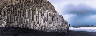 Reynisfjara - 05 Mayıs 2018: Siyah plaj Reynisfjara, İzlanda