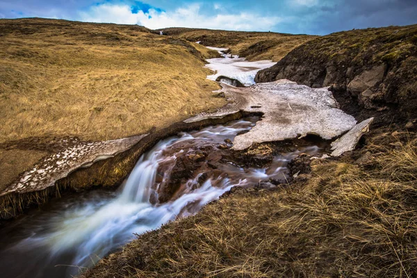 Deserto Islandês Maio 2018 Pequena Cachoeira Deserto Gelado Islândia — Fotografia de Stock