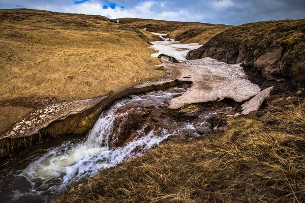 Isländische Wildnis Mai 2018 Kleiner Wasserfall Der Eisigen Wildnis Islands — Stockfoto