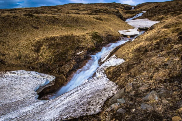 アイスランドの荒野 2018 アイスランドの氷の荒野の小さな滝 — ストック写真