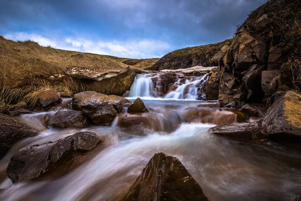 Isländische Wildnis Mai 2018 Kleiner Wasserfall Der Eisigen Wildnis Islands — Stockfoto