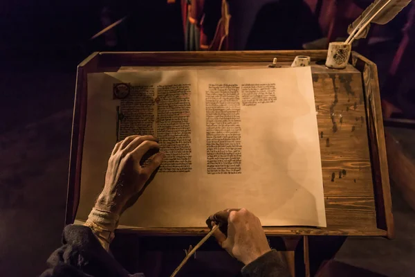 Reykjavik - 02 Mayıs 2018: Reykjavik, İzlanda destan müzesinde Viking Yaş heykeller