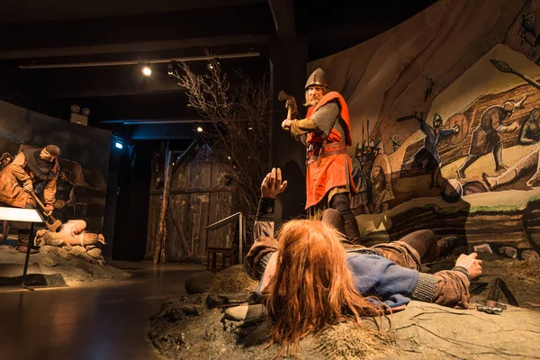 Reykjavik - 02 Mayıs 2018: Reykjavik, İzlanda destan müzesinde Viking Yaş heykeller