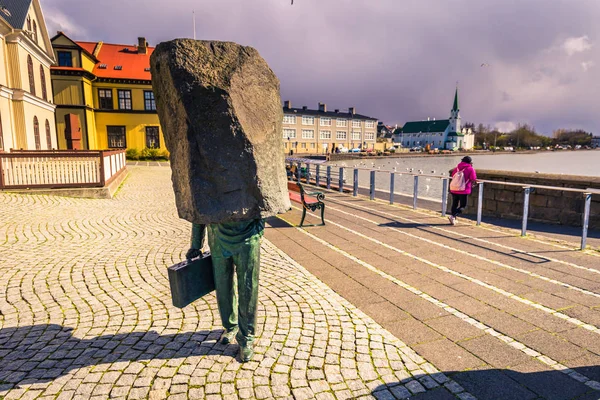 Reykjavik - 02 Mayıs 2018: Heykel Tjornin göl Reykjavik, İzlanda
