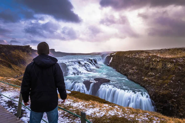 Gulfoss - 03 Mayıs 2018: Altın daire İzlanda'daki Gulfoss watefall, Gezgin