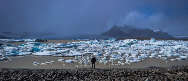 Fjallsarlon Maggio 2018 Viaggiatore Nella Laguna Iceberg Fjallsarlon Islanda — Foto Stock