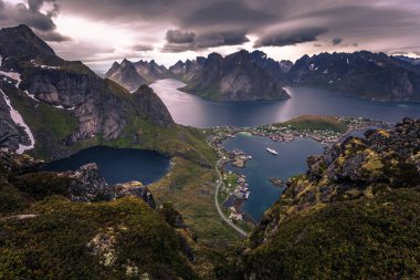 Balık tutma kasaba Reine Reinebringen bakış açısı Lofoten Adaları, Norveç tepesinden manzarayı