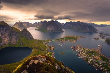 Balık tutma kasaba Reine Reinebringen bakış açısı Lofoten Adaları, Norveç tepesinden manzarayı