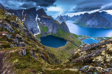 Balık tutma kasaba Reine Reinebringen bakış açısı Lofoten Adaları, Norveç tepesinden manzarayı