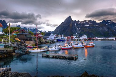 Reine - 14 Haziran 2018: Küçük balık tutma limanda güzel köy Reine Lofoten Adaları, Norveç