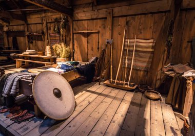 Borg - 15 Haziran 2018: Viking silah ve eserler içinde Longhouse Lofotr Viking Müzesi, Borglar Lofoten Adaları, Norveç