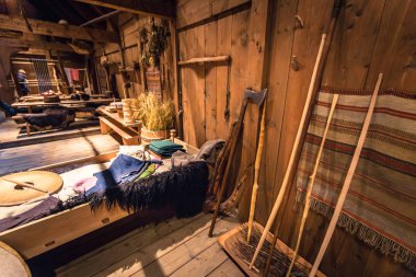 Borg - 15 Haziran 2018: Viking silah ve eserler içinde Longhouse Lofotr Viking Müzesi, Borglar Lofoten Adaları, Norveç