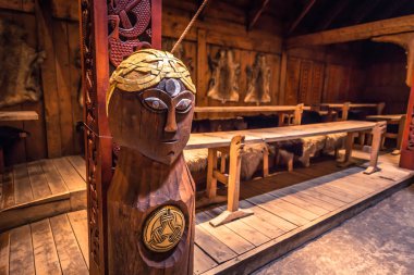 Borg - 15 Haziran 2018: Odin içinde Longhouse Lofotr Viking Müzesi Borglar Lofoten Adaları, Norveç, ahşap heykeli
