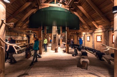 Borg - 15 Haziran 2018: Inside Viking Longhouse Lofotr Viking Müzesi, Borglar Lofoten Adaları, Norveç