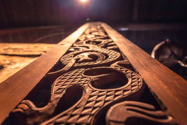 Borg - 15 Haziran 2018: Ayrıntılı bir Viking dekorasyon içinde Longhouse Lofotr Viking Müzesi, Borglar Lofoten Adaları, Norveç