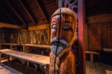 Borg - 15 Haziran 2018: Odin içinde Longhouse Lofotr Viking Müzesi Borglar Lofoten Adaları, Norveç, ahşap heykeli