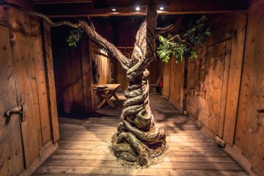 Borg - 15 Haziran 2018: Rekreasyon Viking ağacının Yggdrasil içinde Viking Longhouse Lofotr Viking Müzesi, Borglar Lofoten Adaları, Norveç