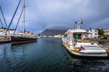 Henningsvaer-15 Haziran 2018: Küçük limanda Lofoten Adaları, Norveç Henningsvaer kasaba