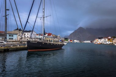 Henningsvaer-15 Haziran 2018: Küçük limanda Lofoten Adaları, Norveç Henningsvaer kasaba