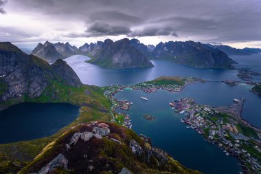Balık tutma kasaba Reine Reinebringen bakış açısı Lofoten Adaları, Norveç tepesinden manzarayı