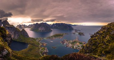 Balık tutma kasaba Reine Reinebringen bakış açısı Lofoten Adaları, Norveç tepesinden manzarayı