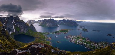 Balık tutma kasaba Reine Reinebringen bakış açısı Lofoten Adaları, Norveç tepesinden manzarayı