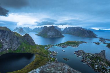 Balık tutma kasaba Reine Reinebringen bakış açısı Lofoten Adaları, Norveç tepesinden manzarayı