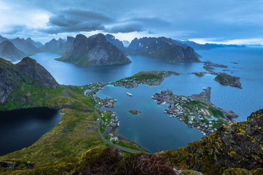 Balık tutma kasaba Reine Reinebringen bakış açısı Lofoten Adaları, Norveç tepesinden manzarayı