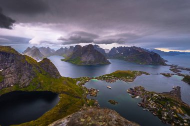 Balık tutma kasaba Reine Reinebringen bakış açısı Lofoten Adaları, Norveç tepesinden manzarayı