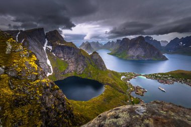 Balık tutma kasaba Reine Reinebringen bakış açısı Lofoten Adaları, Norveç tepesinden manzarayı