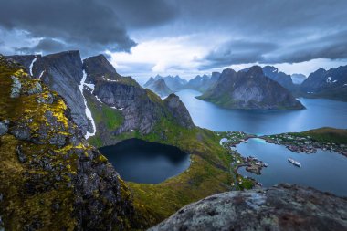 Balık tutma kasaba Reine Reinebringen bakış açısı Lofoten Adaları, Norveç tepesinden manzarayı