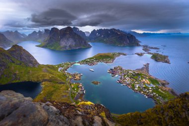 Balık tutma kasaba Reine Reinebringen bakış açısı Lofoten Adaları, Norveç tepesinden manzarayı