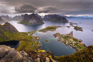 Balık tutma kasaba Reine Reinebringen bakış açısı Lofoten Adaları, Norveç tepesinden manzarayı