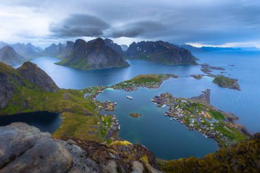 Balık tutma kasaba Reine Reinebringen bakış açısı Lofoten Adaları, Norveç tepesinden manzarayı