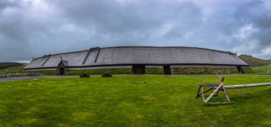 Borg - 15 Haziran 2018: Borglar Lofoten Adaları, Norveç, Lofotr Viking Müzesi'nde Longhouse kopyası