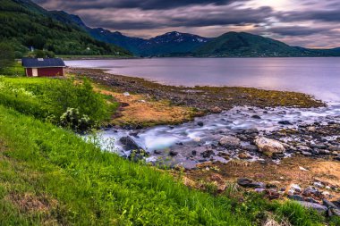 Lofoten Adaları, Norveç denizde olacak küçük bir şelale