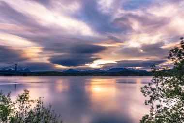 Alacakaranlık gökyüzü yukarıda tabiat manzarası Lofoten Adaları, Norveç