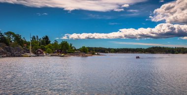 Bazı adalar sırasında yaz ortası, İsveç İsveççe Adalar manzarasına