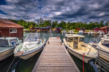 İsveçli adalar - 23 Haziran 2018: Yaz ortası, İsveç sırasında İsveç adalar Moja Adası limanında tekneler