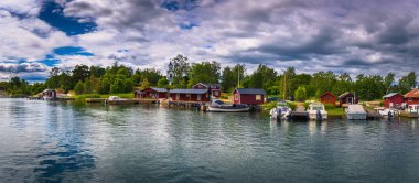 İsveçli adalar - 23 Haziran 2018: Panoramik sırasında yaz ortası, İsveç İsveççe adalar Moja ada küçük bir kıyı kasabasında