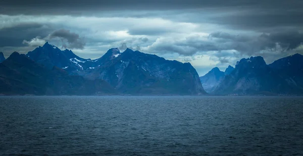 Lofotenøernes Kyst Fra Færgen Fra Bodo Norge - Stock-foto