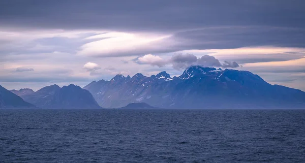 ノルウェーのボードーから来るフェリーからロフォーテン諸島の海岸線 — ストック写真