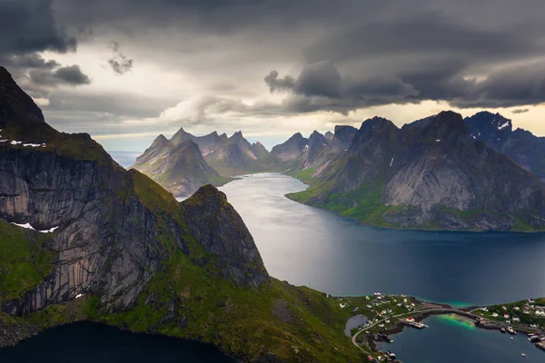 从挪威罗弗敦群岛 Reinebringen 的角度看瑞尼钓鱼镇全景 — 图库照片