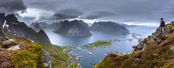 Reine Junio 2018 Viajero Cima Del Mirador Reinebringen Mirando Hacia — Foto de Stock