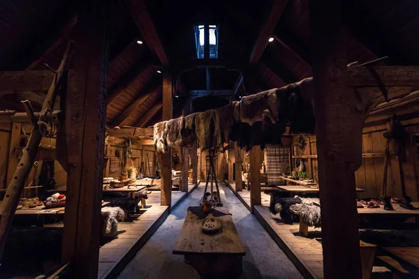 Borg - 15 Haziran 2018: Inside Viking Longhouse Lofotr Viking Müzesi, Borglar Lofoten Adaları, Norveç