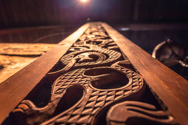 Борг - 15 июня 2018 года: декорация викингов внутри длинного домика в музее викингов Лофотр в городе Борг на Лофотских островах, Норвегия
