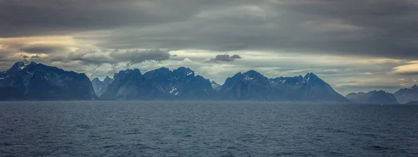 ノルウェーのボードーから来るフェリーからロフォーテン諸島の海岸線 — ストック写真